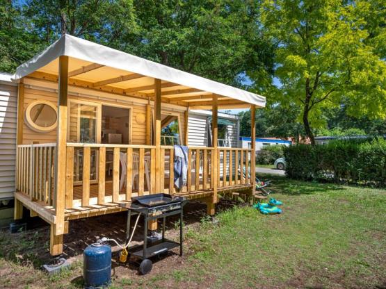 Mobilheim Confort TV 3sz | CONFORT - 26m² - überdachte Terrasse - TV - Plancha