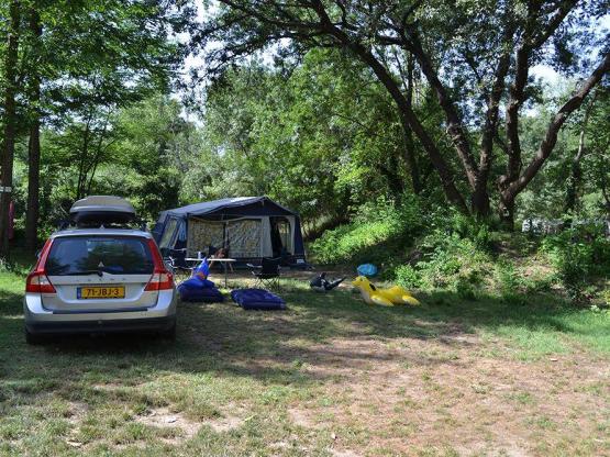 Stellplatz Komfort auf der Flussseite (mit Strom)keine direkte Sicht auf den Fluss