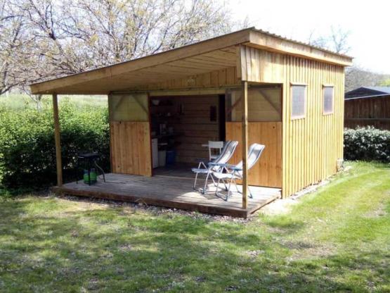 Holzvermietung mit Holzverkleidung: mit Terrasse – KLIMAANLAGE. Ausgestattet mit zwei Schlafzimmern