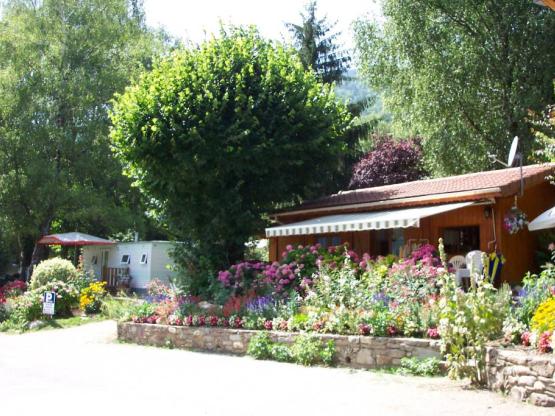 Hütte mit Sanitäranlagen