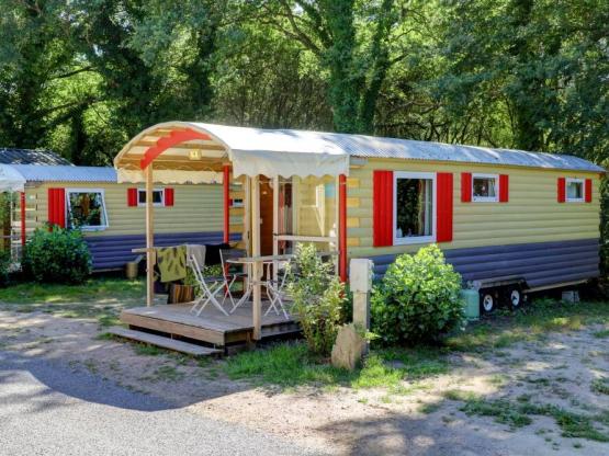 Planwagen - Übernachtung - 1 Schlafzimmer mit Sanitäranlagen