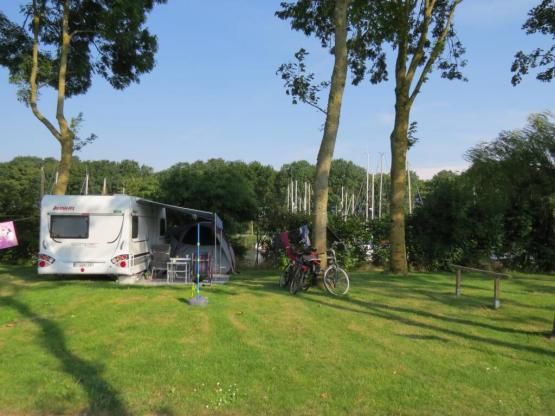 Stellplatz Confort Canal (Zelt, Wohnwagen + 1 Auto , Wohnmobil / Strom 10A)