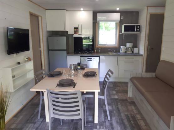 Hütte PREMIUM 48 m² (3 Zimmer) + Halbüberdachte Terrasse + TV