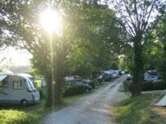 Package Stellplatz Premium mit Elektrizität 10 A, Kühlschrank, Tisch und 4 Stühle und BBC