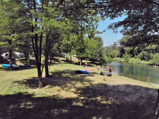 Stellplatz Privilége Front of river