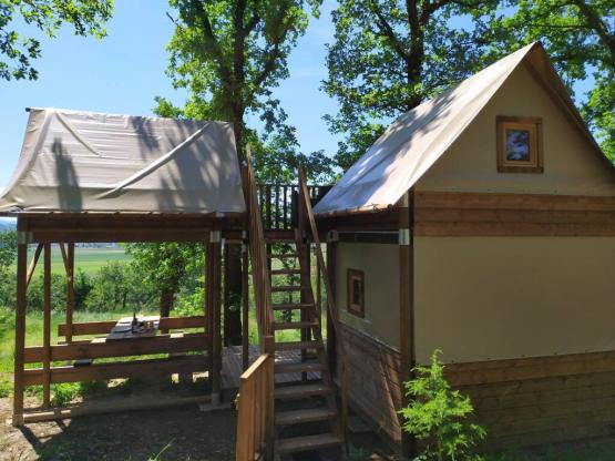 Gezinshut op palen met terras