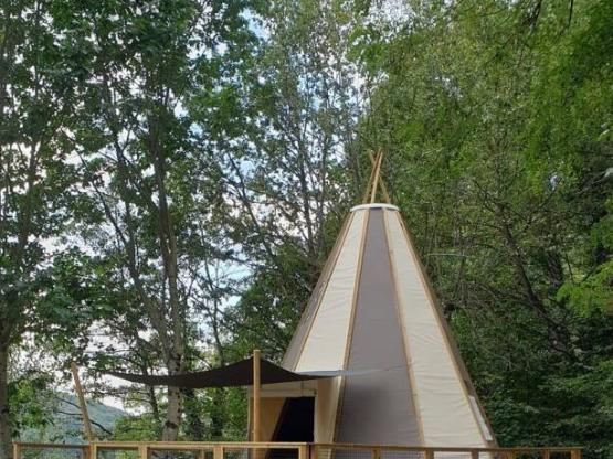 Tipi home 34m² (3 Zimmer) ohne Sanitäranlagen auf 54m² erhöhter Terrasse mit Beschattungssegel