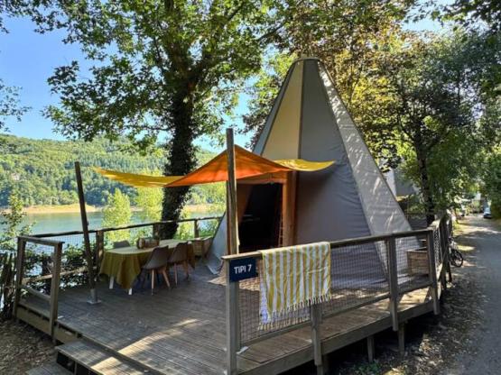 Tipi home 34m² (3 Zimmer) ohne Sanitäranlagen auf 54m² erhöhter Terrasse mit Beschattungssegel