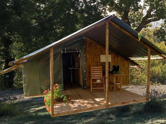 Segeltuch- und Holzkabine Gemütliche Natur
