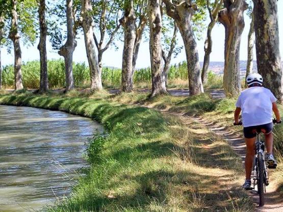 Parcela Especial excursionista andando o ciclista con tienda